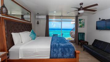 Caja de seguridad en la habitación y tabla de planchar con plancha