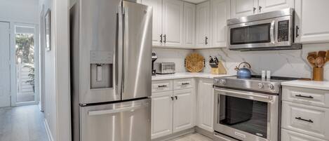 冰箱、微波炉、烤箱、炉灶