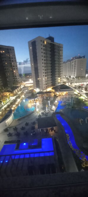 حمّام سباحة خارجي، حمّام سباحة مُدفَّأ