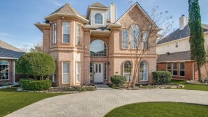 Exterior - Luxury 5 Bedroom, 3.5 Bathroom Pool Hot Tub (Plano)