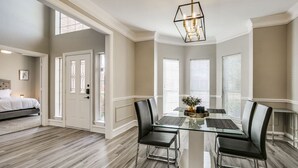 Dining - Luxury 5 Bedroom, 3.5 Bathroom Pool Hot Tub (Plano)