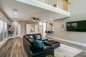 Télévision, cheminée, chaßne hi-fi