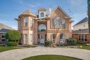 Exterior - Luxury 5 Bedroom, 3.5 Bathroom Heated Pool Hot Tub (Plano)
