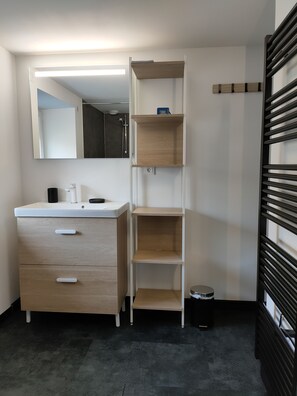 Shower, hair dryer, towels, soap - Gîte le Pantaléon (TRAMBLY)