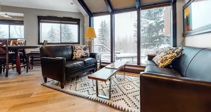 Corrock Style - Luxury Hot Tub Home near Ski Lifts & Downtown Ketchum!