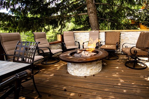 Corrock Style - Luxury Hot Tub Home near Ski Lifts & Downtown Ketchum!