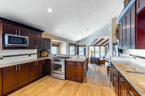 Fridge, microwave, oven, stovetop - Corrock Style - Luxury Hot Tub Home near Ski Lifts & Downtown Ketchum! (Ketchum)