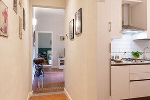 Frigorífic, placa de cuina, rentaplats i cafetera i tetera