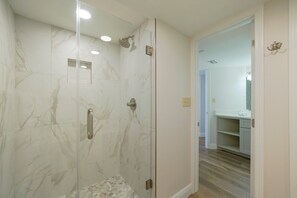 Bathtub, hair dryer, towels - Amazing Gulf Front Views at Cabana Club 307 (Destin)