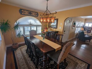 Dining - Cozy Home Centrally Located in LA's South Bay area (Torrance)