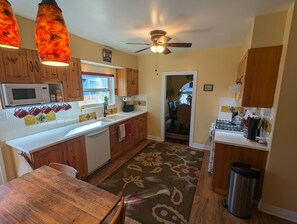 冷蔵庫、電子レンジ、オーブン、コンロ