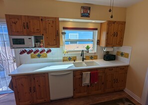 冷蔵庫、電子レンジ、オーブン、コンロ