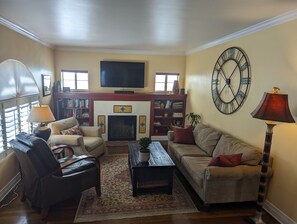 Smart TV, fireplace, stereo, printers - Cozy Home Centrally Located in LA's South Bay area (Torrance)