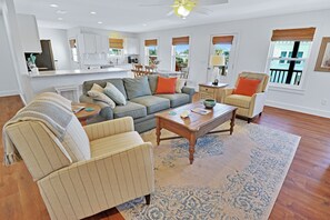 TV - RAY'S ROOST WITH 6BD, 2 FULL KITCHENS, 2 LIVING AREAS, PERFECT FOR MULTI FAMILIES! (Mexico Beach)