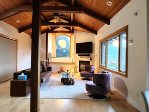 Exclusief huis | Woonruimte | Een flatscreentelevisie, een open haard, Netflix en streamingdiensten