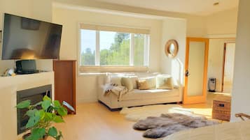 2 bedrooms, individually decorated, individually furnished, desk