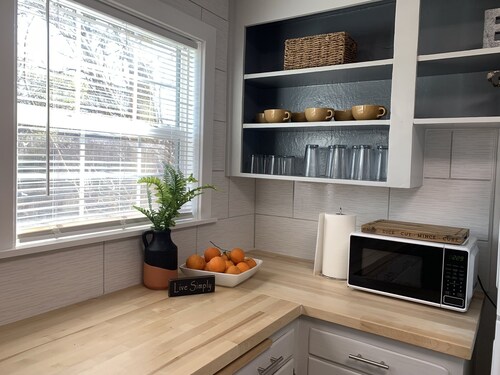 Quaint 2 Bedroom Flat Downtown