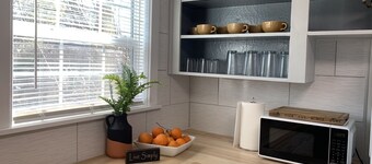 Quaint 2 Bedroom Flat Downtown