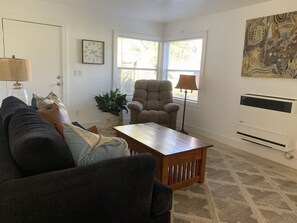 Smart TV - Quaint 2 Bedroom Flat Downtown (Cloverdale)