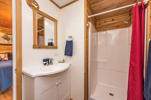 Séchoir à cheveux, serviettes fournies, savon, shampooing