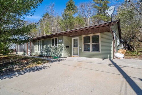 Cozy Bachelor unit 1 km from Georgian Bay!