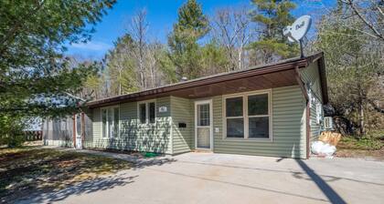 Cozy Bachelor unit 1 km from Georgian Bay!