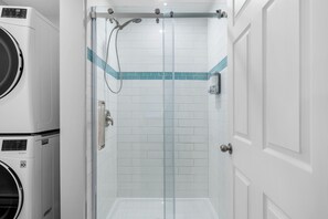 Douche, sèche-cheveux, serviettes fournies, savon