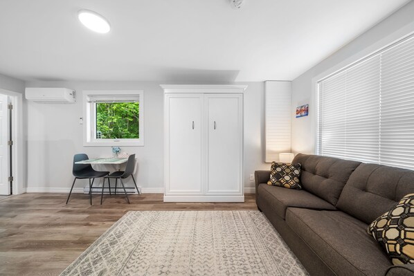 Smart TV, Netflix, streaming services - Cozy Bachelor unit 1 km from Georgian Bay! (Parry Sound)