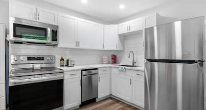 Cozy Bachelor unit 1 km from Georgian Bay!