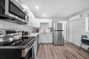 Fridge, microwave, oven, dishwasher - Cozy Bachelor unit 1 km from Georgian Bay! (Parry Sound)