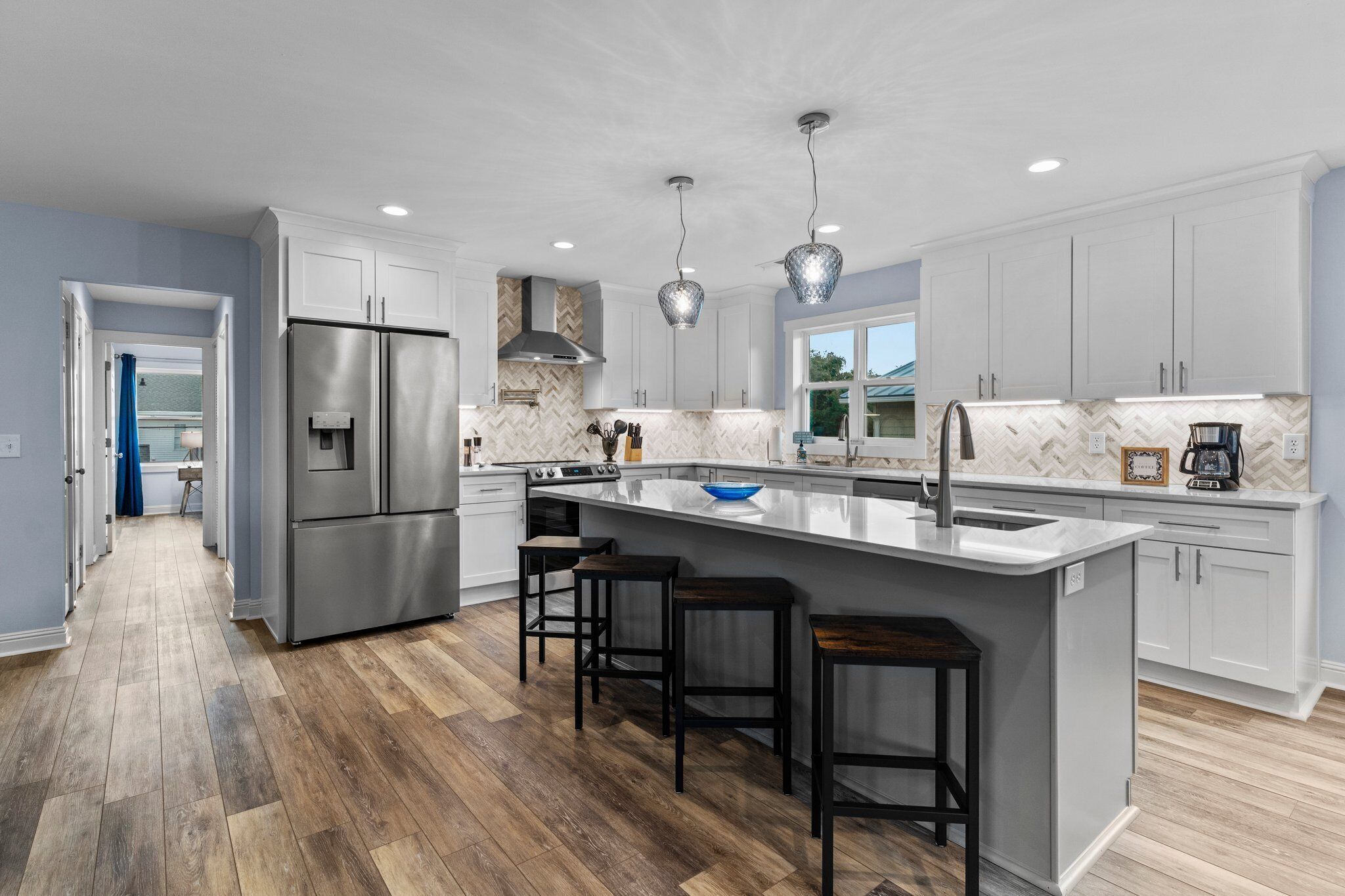 冷蔵庫、電子レンジ、オーブン、コンロ