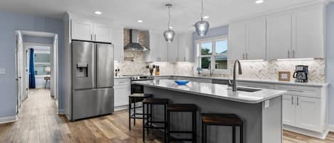 Refrigerador, microondas, horno, placa de cocina