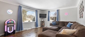 Rock n Roll! DT 2bd home! Walk to beach, bars&more