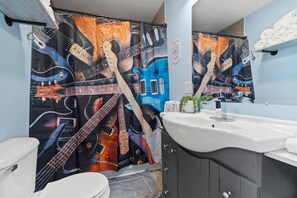 Baignoire, sèche-cheveux, serviettes fournies