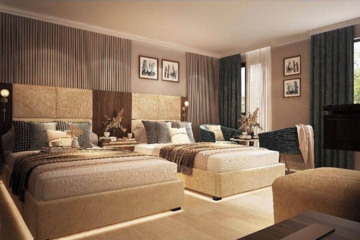 Una habitación de hotel moderna con dos camas grandes, un sofá y un escritorio.