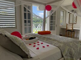 In-room safe, laptop workspace, iron/ironing board, free WiFi