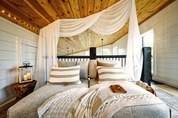 1 bedroom, iron/ironing board, free WiFi, bed sheets - Honeymoon Cabin-Best Views-Hot Tub-Telescope-Pets-Stardust (Broken Bow)