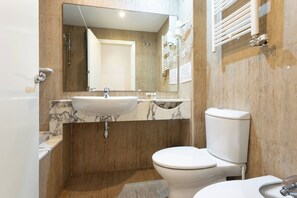 Badekar, hårføner og håndklær