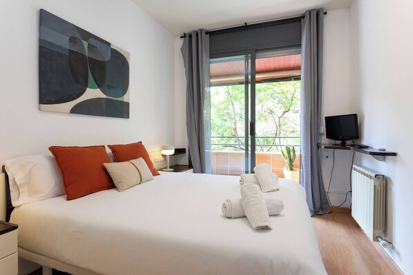 4 bedrooms, iron/ironing board, internet, bed sheets