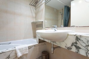 Badekar, hårføner og håndklær