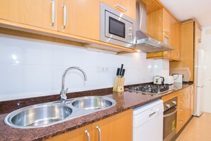 冷蔵庫、電子レンジ、オーブン、コンロ