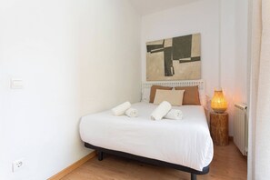 4 slaapkamers, een strijkplank/strijkijzer, internet, beddengoed