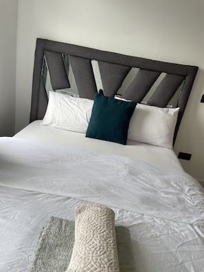 1 bedroom, bed sheets - The Glen Apache (Nairobi)