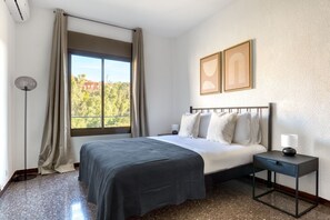 3 bedrooms, iron/ironing board, WiFi, bed sheets - Charming Sants-Montjuic 2BR w/ Balcony, by Blueground (Barcelona)