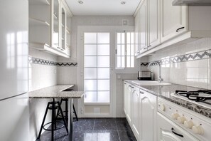 Fridge, microwave, oven, stovetop - Charming Sants-Montjuic 2BR w/ Balcony, by Blueground (Barcelona)