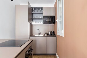 Fridge, microwave, oven, stovetop - Refurbished Sagrada Familia 1BR w/ Roof Access, by Blueground (Barcelona)