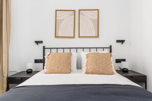 1 bedroom, iron/ironing board, WiFi, bed sheets - Refurbished Sagrada Familia 1BR w/ Roof Access, by Blueground (Barcelona)