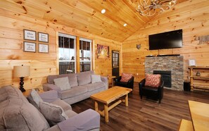 TV, caminetto, lettore DVD, tavolo da calcetto