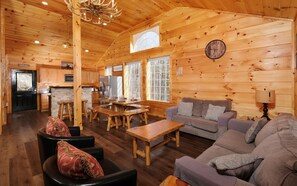 TV, caminetto, lettore DVD, tavolo da calcetto