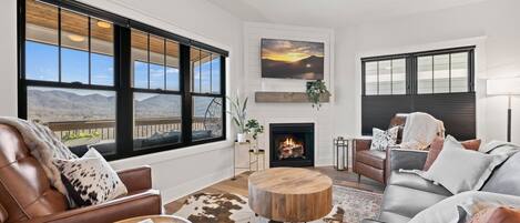 Smart TV, lareira, livros, escritórios